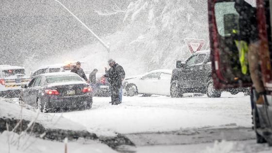 Автомобили на заснеженной дороге Автомобили на заснеженной дороге
