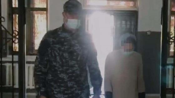 Полицейский ведет женщину Полицейский ведет женщину