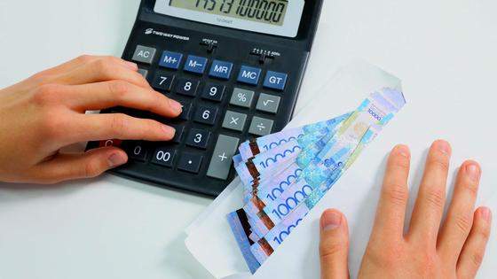 Мужчина считает деньги Мужчина считает деньги
