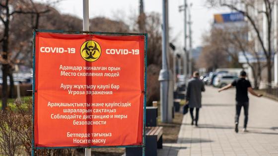 Люди идут по улице Люди идут по улице