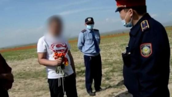 Мужчина с тюльпанами в Туркестанской области Мужчина с тюльпанами в Туркестанской области