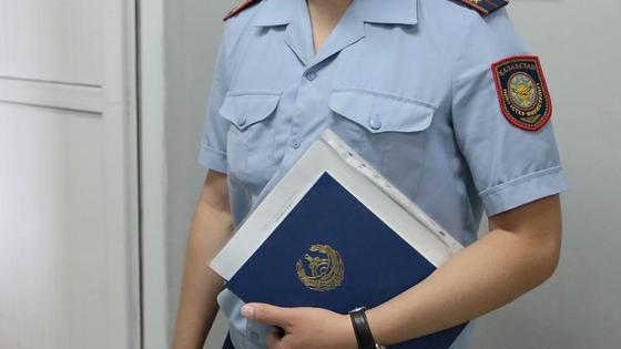 Полицейский держит в руках папку Полицейский держит в руках папку