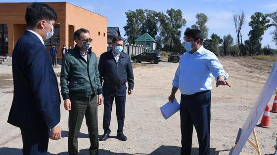 Сагинтаев проверяет строительство сетей водоснабжения Сагинтаев проверяет строительство сетей водоснабжения