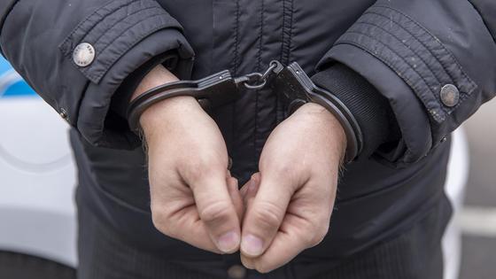 мужчина в наручниках мужчина в наручниках