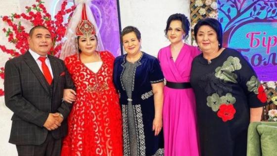 Замира жолдасымен, анасымен және "Бір болайық" ұжымы Замира жолдасымен, анасымен және "Бір болайық" ұжымы
