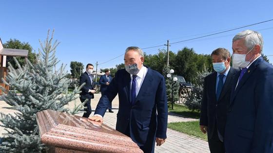 Нурсултан Назарбаев и Бердибек Сапарбаев Нурсултан Назарбаев и Бердибек Сапарбаев