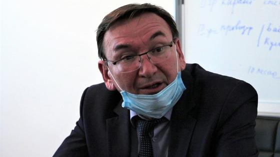 Болатбек Каюпов сидит за столом Болатбек Каюпов сидит за столом