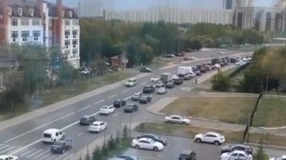 Машины стоят в пробке в Нур-Султане Машины стоят в пробке в Нур-Султане