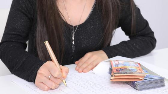 Женщина считает деньги Женщина считает деньги