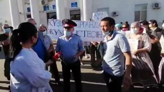 Родные Нутрлеуова собрались у акимата Родные Нутрлеуова собрались у акимата