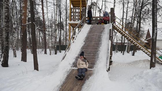 Катание на горке зимой Катание на горке зимой