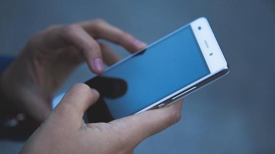 смартфон в руках смартфон в руках