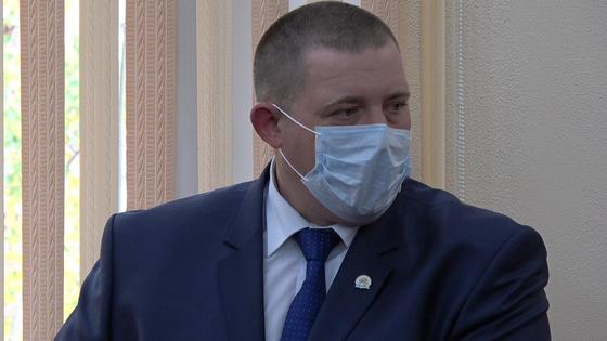 Дмитрий Горьковой стоит за трибуной Дмитрий Горьковой стоит за трибуной