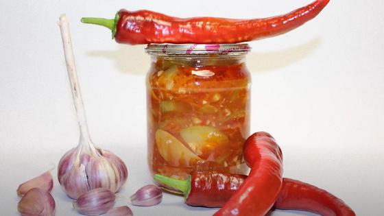 Салат из кабачков в банке и острый красный перец, чеснок Салат из кабачков в банке и острый красный перец, чеснок