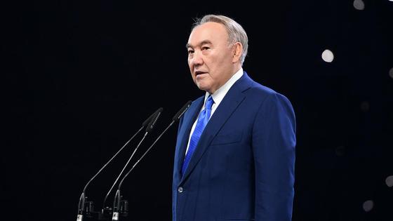 Нурсултан Назарбаев говорит в микрофон Нурсултан Назарбаев говорит в микрофон