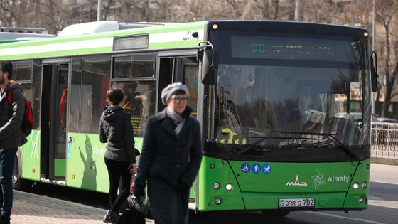 Алматинский автобус остановился на остановке Алматинский автобус остановился на остановке