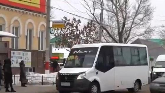Маршрутка подъезжает к остановке Маршрутка подъезжает к остановке