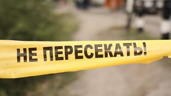 Сигнальная лента на месте происшествия Сигнальная лента на месте происшествия