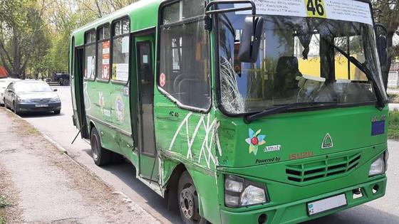 Автобус, пострадавший в аварии в Алматы Автобус, пострадавший в аварии в Алматы