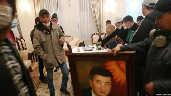 Наразылар Қырғызстан президенті Сооронбай Жээнбековтің кабинетінде тұр. 5 қазан 2020 жыл. Наразылар Қырғызстан президенті Сооронбай Жээнбековтің кабинетінде тұр. 5 қазан 2020 жыл.