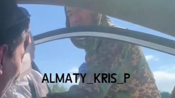 Мужчины возле автомобиля Мужчины возле автомобиля