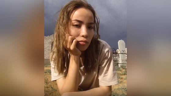 Девушка на кладбище в Таразе Девушка на кладбище в Таразе
