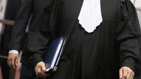 Судья в мантии идет по коридору Судья в мантии идет по коридору