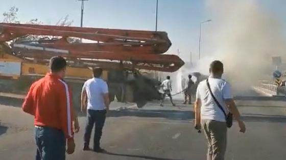 Водитель автобетононасоса тушит загоревшееся авто на трассе Водитель автобетононасоса тушит загоревшееся авто на трассе