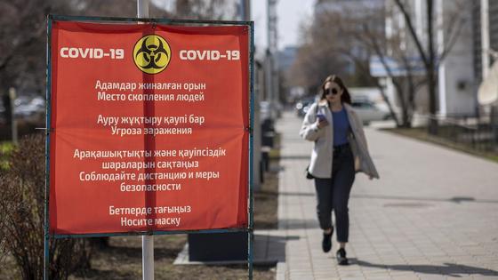 Люди в масках идут по улице Люди в масках идут по улице