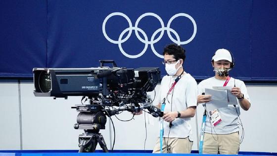 Оператор работает за камерой Оператор работает за камерой