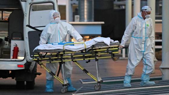 Двое медиков выкатывают носилки Двое медиков выкатывают носилки