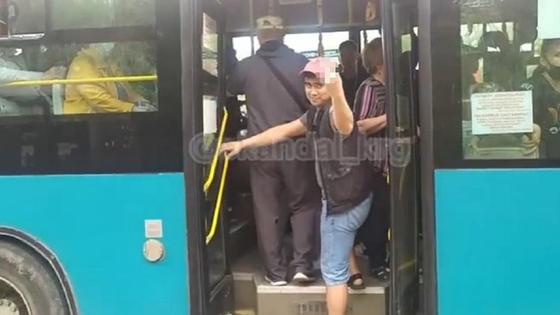 Кондуктор показал средний палец в Караганде Кондуктор показал средний палец в Караганде