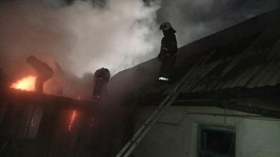 Пожарные на крыше горящего дома Пожарные на крыше горящего дома
