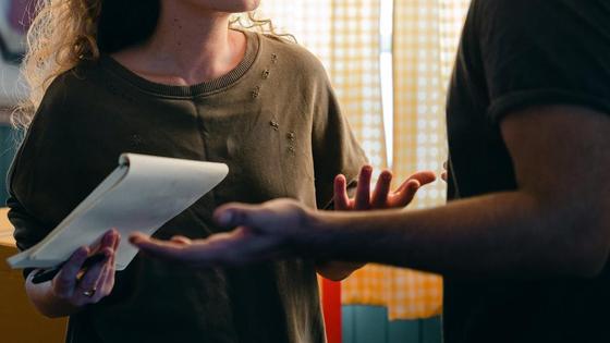 Девушка и парень стоят в комнате Девушка и парень стоят в комнате