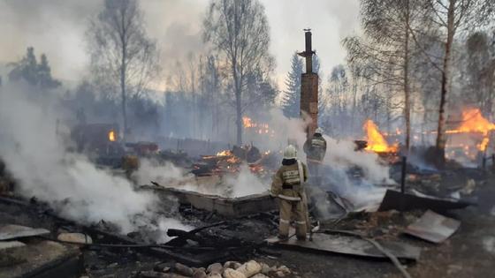 Пожарные тушат пожар Пожарные тушат пожар