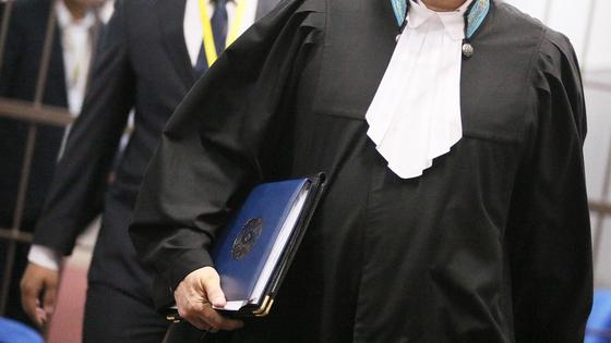 Судья идет в зал заседания с папкой в руках Судья идет в зал заседания с папкой в руках