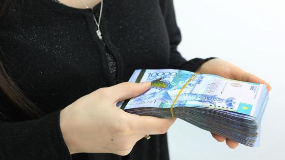 Девушка держит в руках деньги Девушка держит в руках деньги