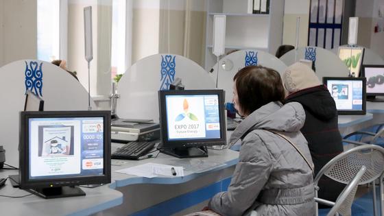 Женщина сидит в ЦОНе Женщина сидит в ЦОНе