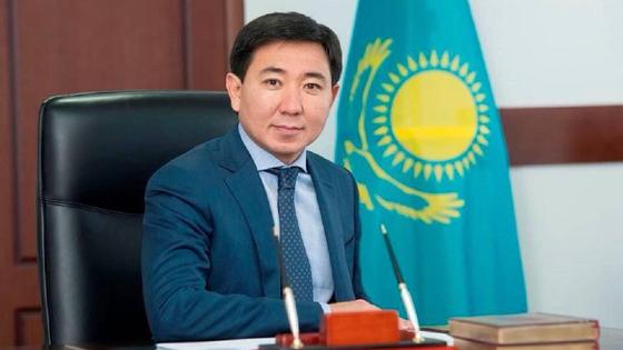 Жаксылык Омар Сидит за столом Жаксылык Омар Сидит за столом