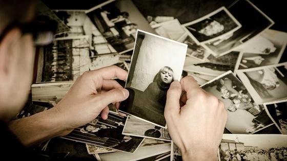 Черно-белые фотографии в руках мучжины Черно-белые фотографии в руках мучжины