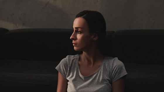 Женщина смотрит в сторону Женщина смотрит в сторону