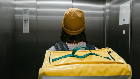 Жеделсатыда тұрған курьер Жеделсатыда тұрған курьер