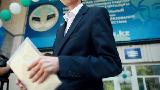 Школьник держит в руках тетрадь Школьник держит в руках тетрадь