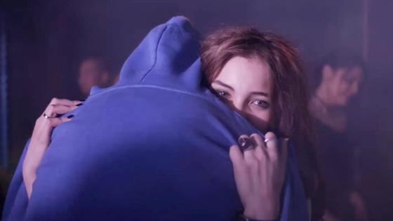 Парень с девушкой обнимаются Парень с девушкой обнимаются