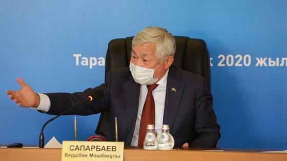 Бердибек Сапарбаев за рабочим столом Бердибек Сапарбаев за рабочим столом