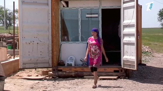 Пострадавшая Айгуль Тамтаева выходит из контейнера Пострадавшая Айгуль Тамтаева выходит из контейнера