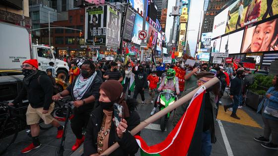 Протестующие в центре Нью-Йорка Протестующие в центре Нью-Йорка