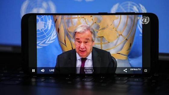 Антониу Гутерриш на экране телефона Антониу Гутерриш на экране телефона
