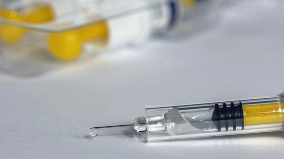 Шприц с неизвестным веществом лежит на столе Шприц с неизвестным веществом лежит на столе