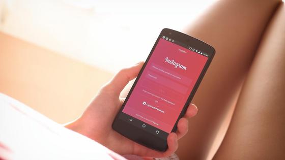 Телефон в руках Телефон в руках